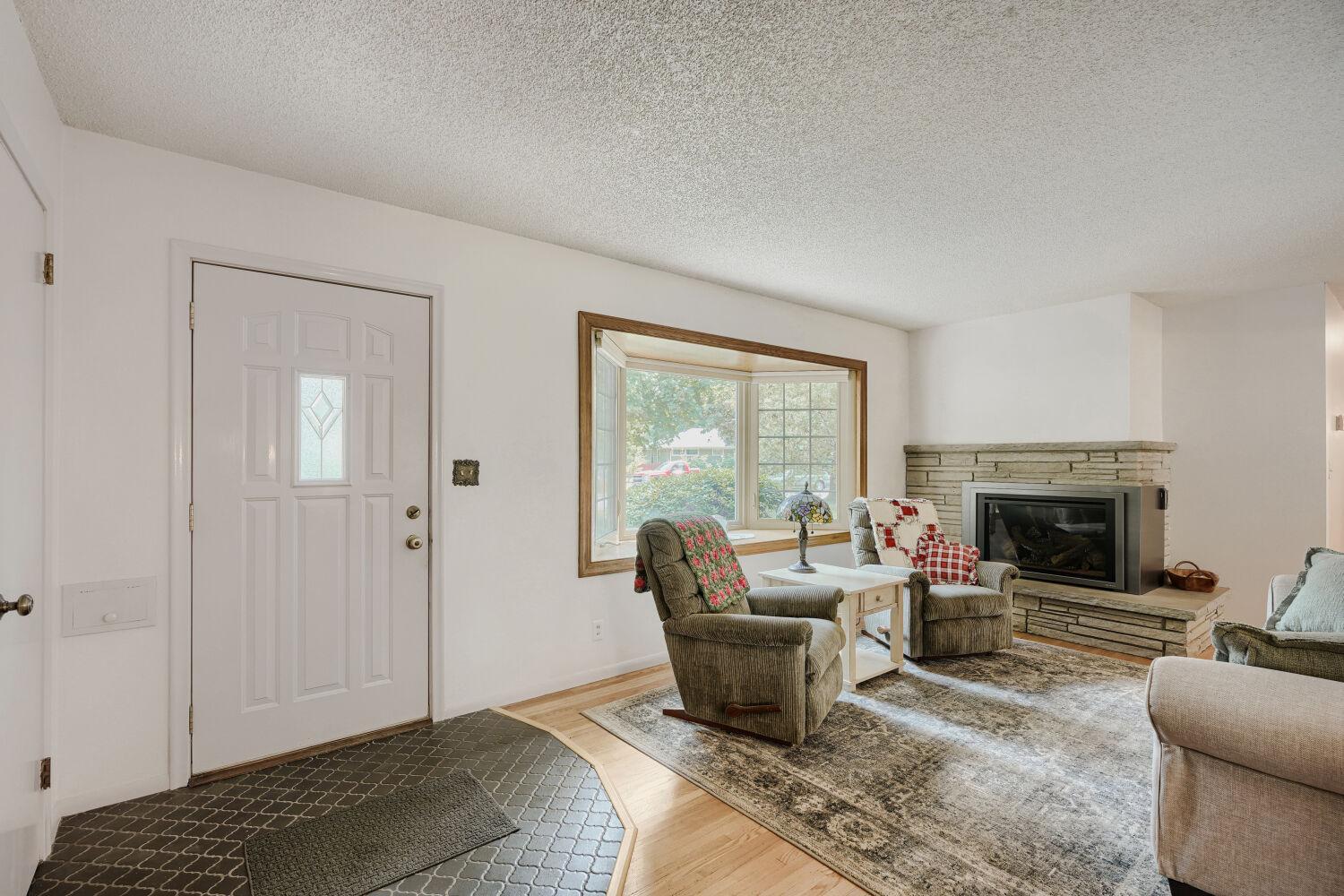 9242 15th Ave S - Web Quality - 006 - 06 Living Room.jpg
