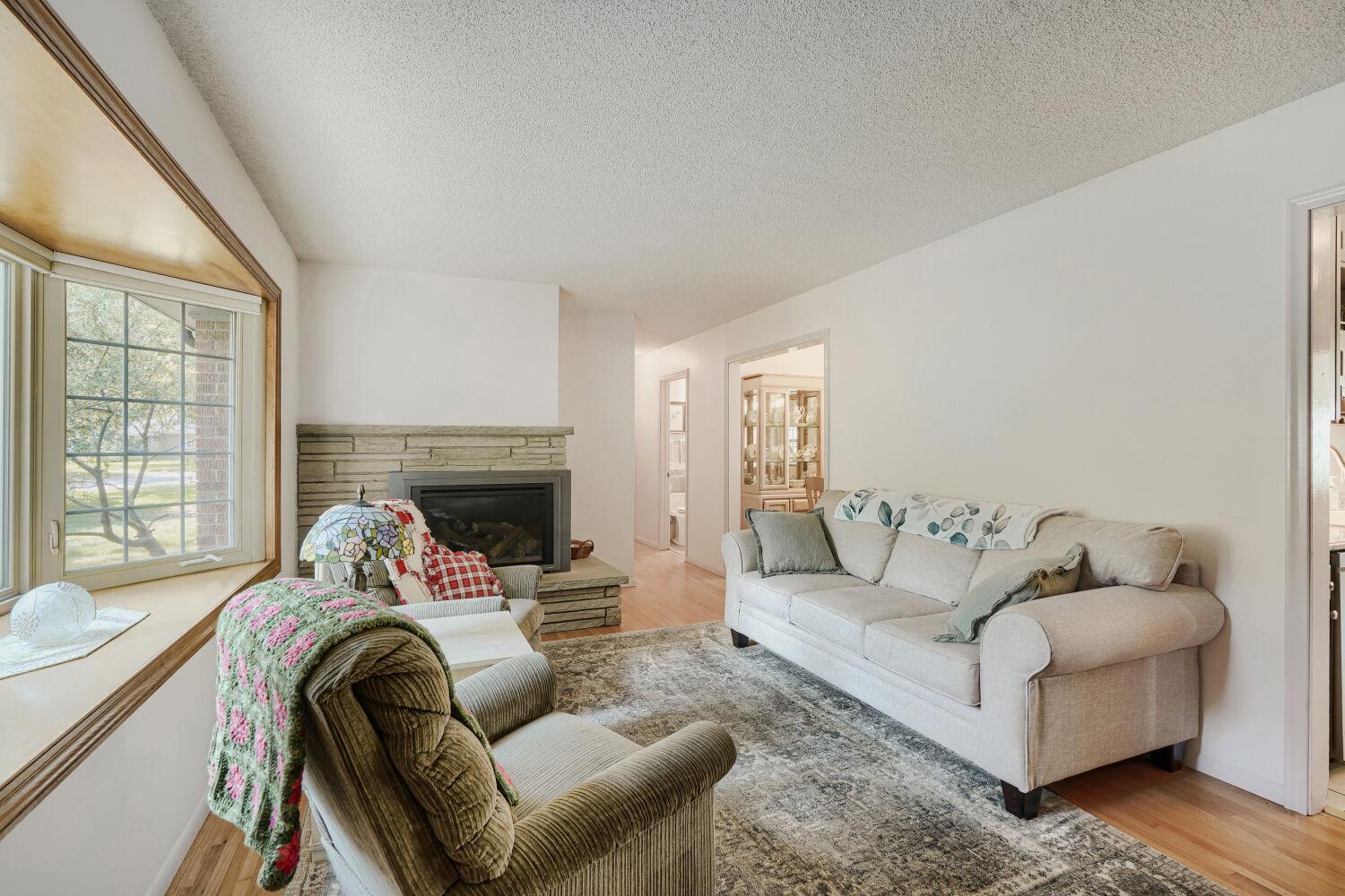 9242 15th Ave S - Web Quality - 007 - 07 Living Room.jpg
