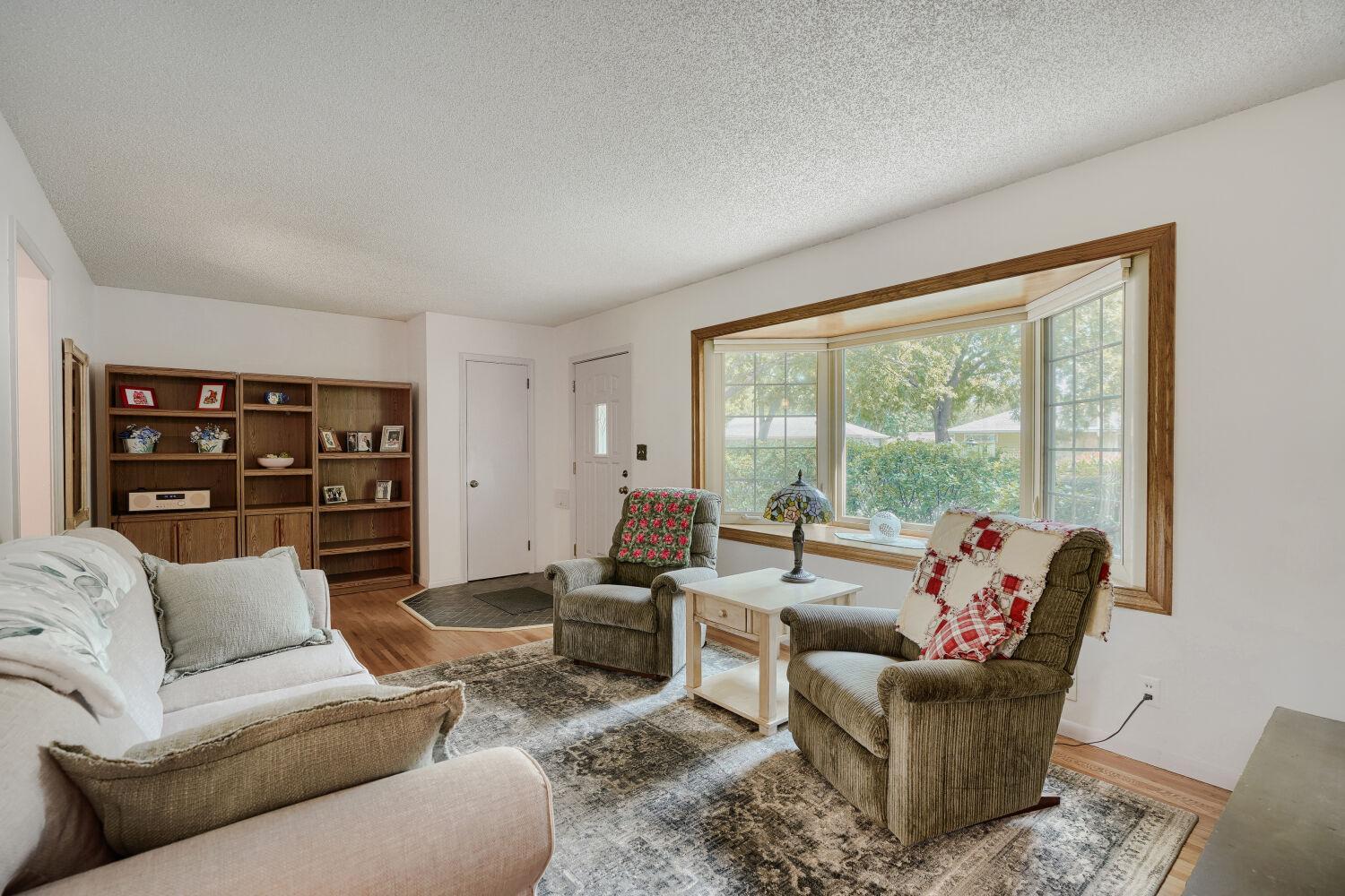 9242 15th Ave S - Web Quality - 009 - 09 Living Room.jpg