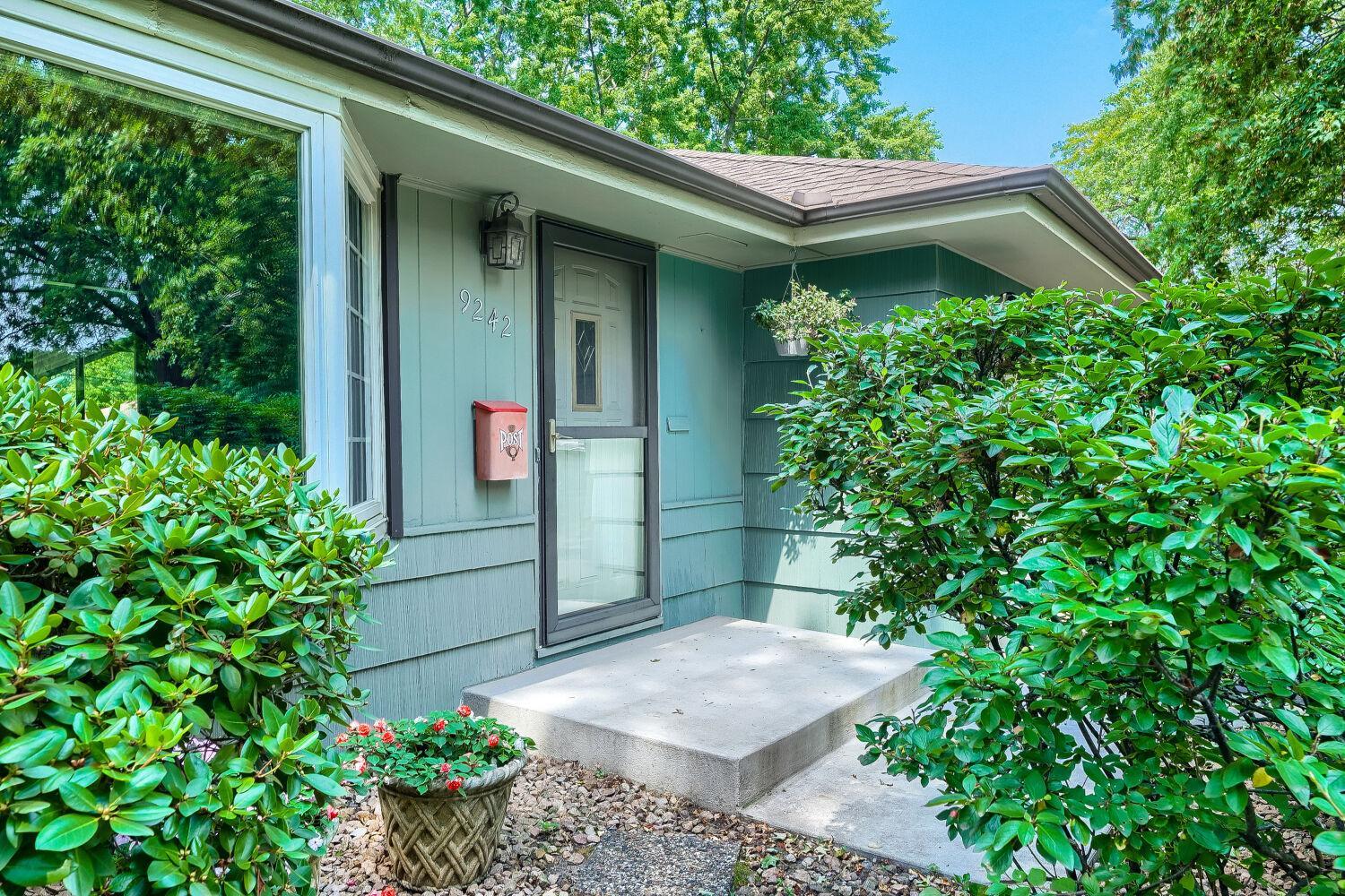 9242 15th Ave S - Web Quality - 005 - 05 Exterior Front.jpg