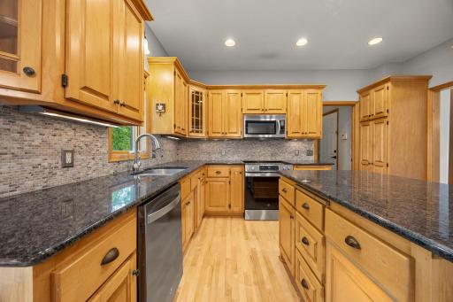 32-web-or-mls-18462 Gladstone Blvd N-134.jpg