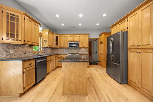 38-web-or-mls-18462 Gladstone Blvd N-164.jpg