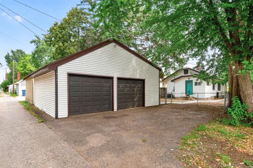 Oversized 2 stall garage 18.5'x26.5 built in 2019