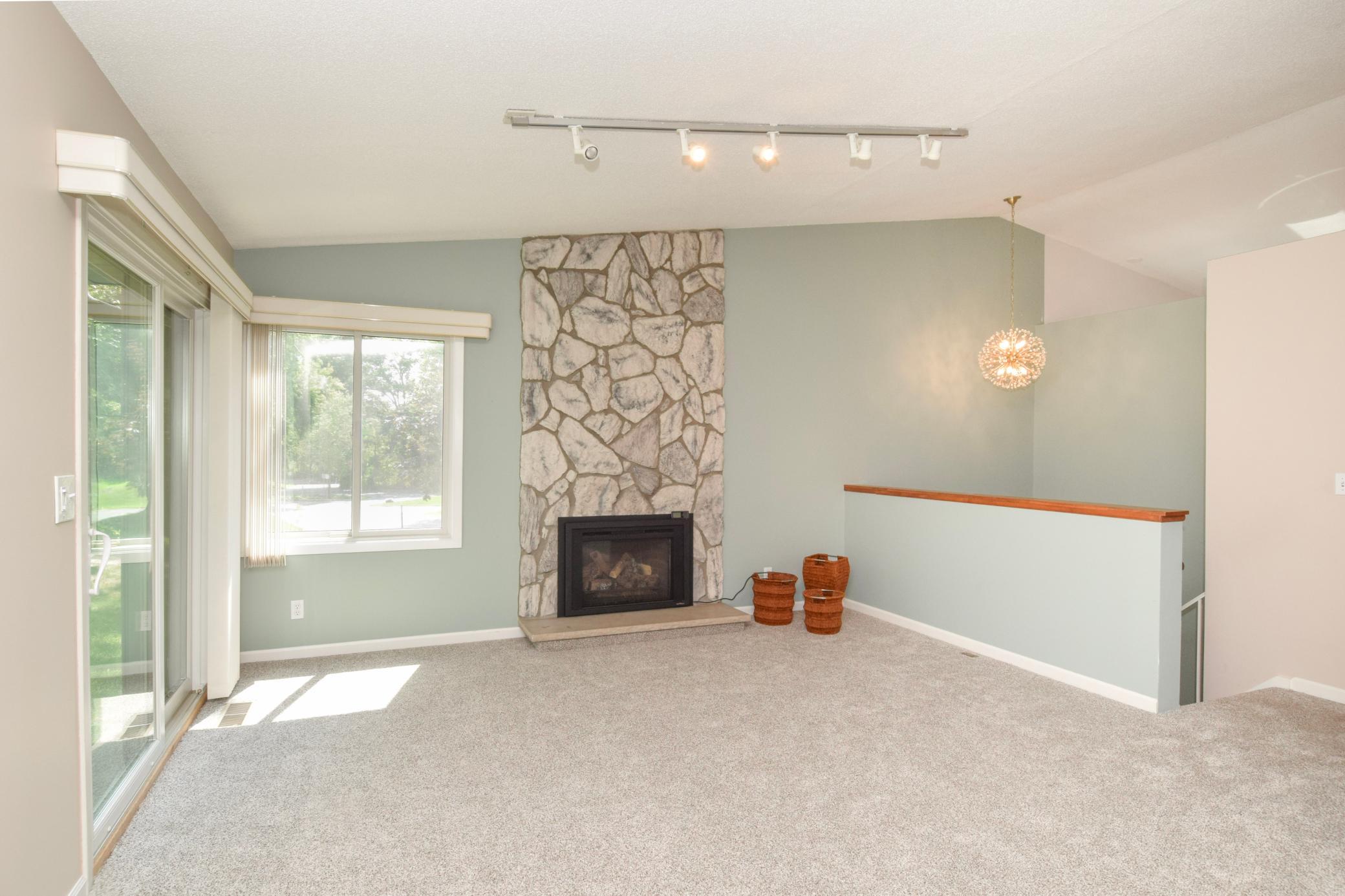 New carpet & vaulted ceiling!