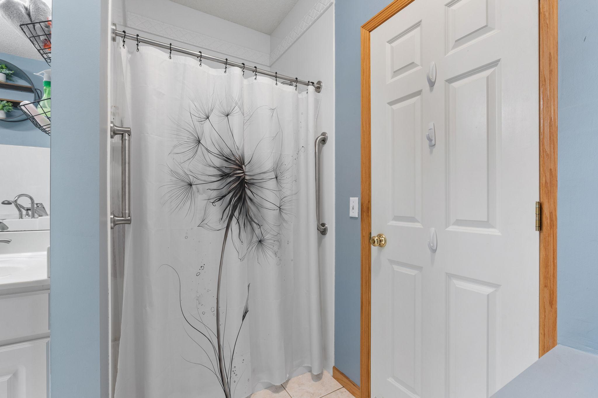 Main Level En-Suite Walk-in Shower