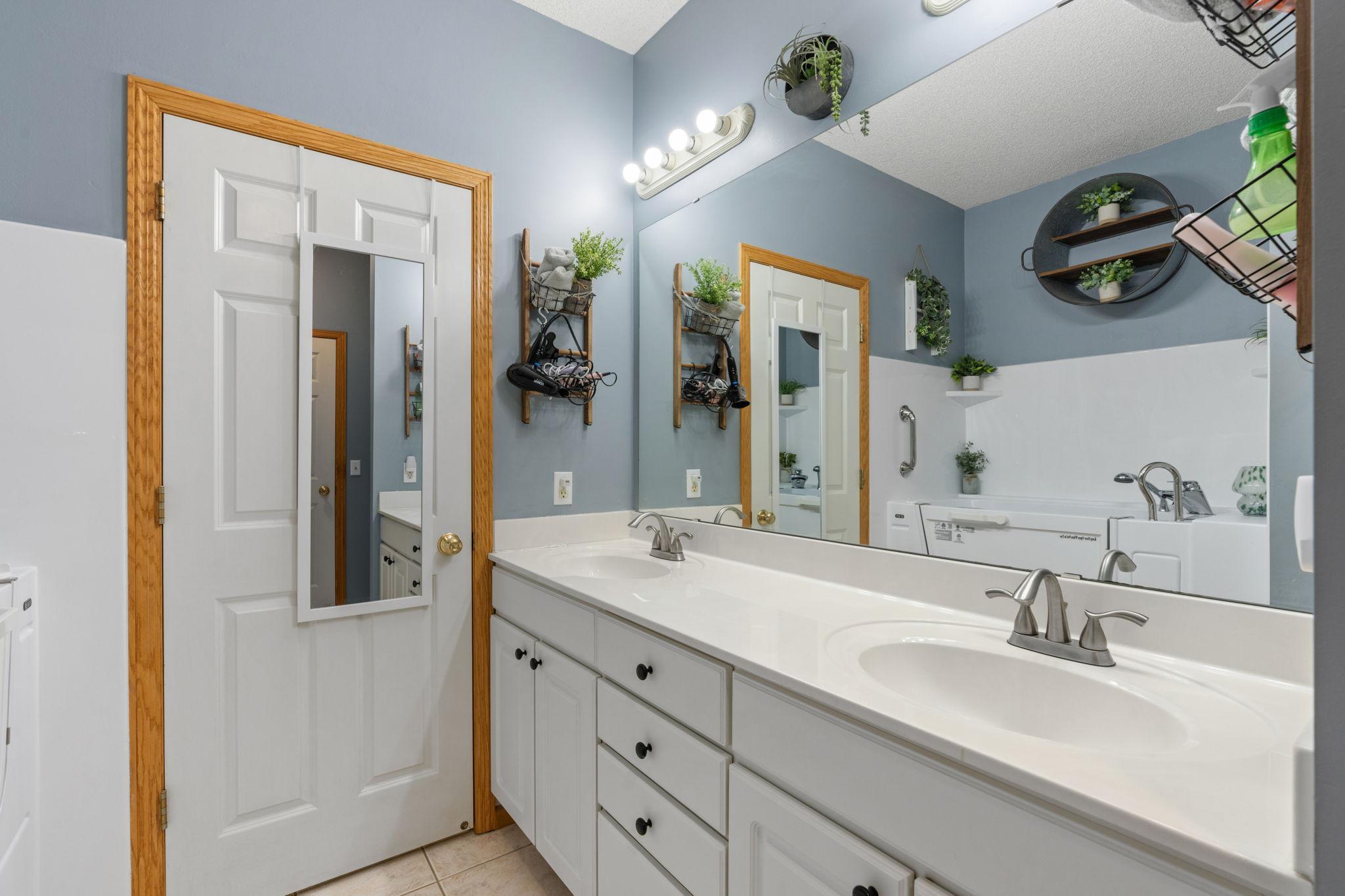 Main Level En-Suite Bath & Walk In Closet