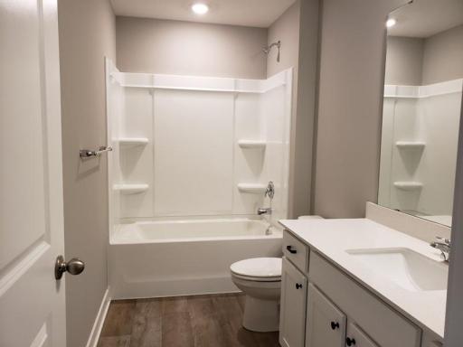 Upper large full bath