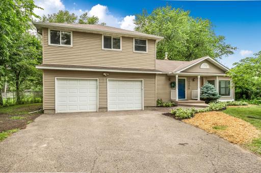 10206 Lakeview Drive W, Minnetonka, MN 55305