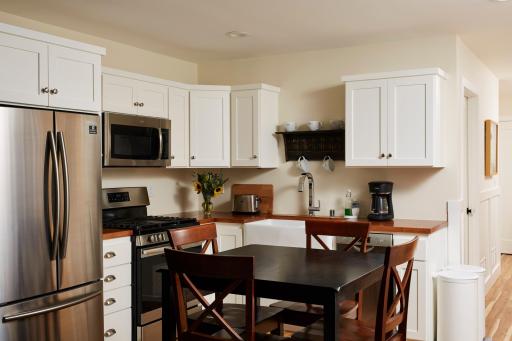 Lower level full kitchen.