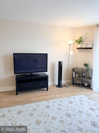 Enjoy your beautiful living room with heating included in the association dues, so only pay electricity and cable!
