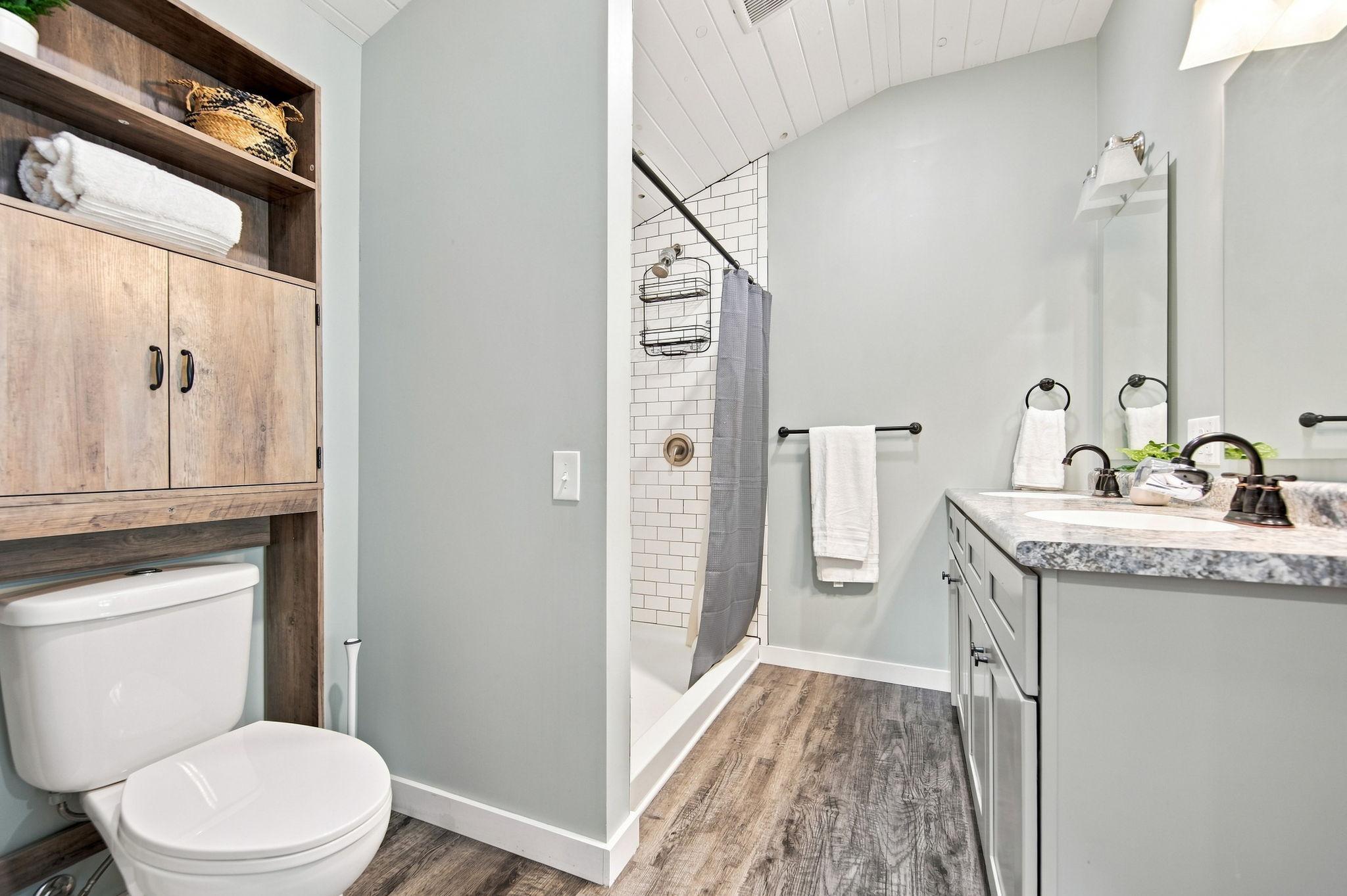 Private primary 2/3 bathroom.
