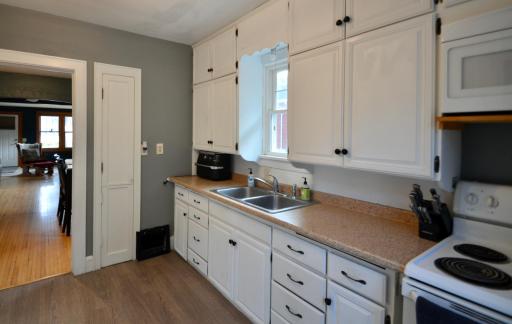 Kitchen 2.JPG