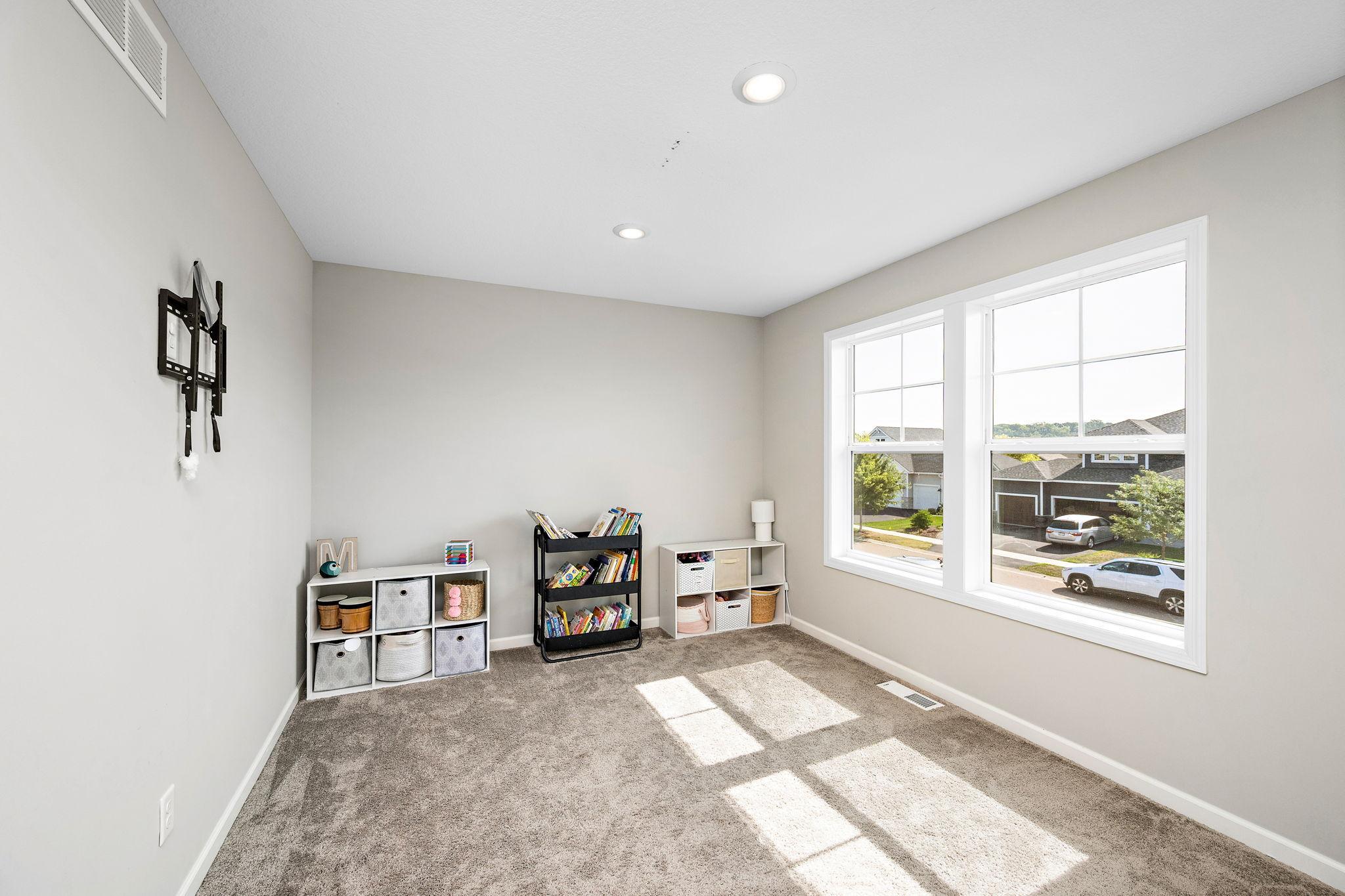 BONUS upper level loft space