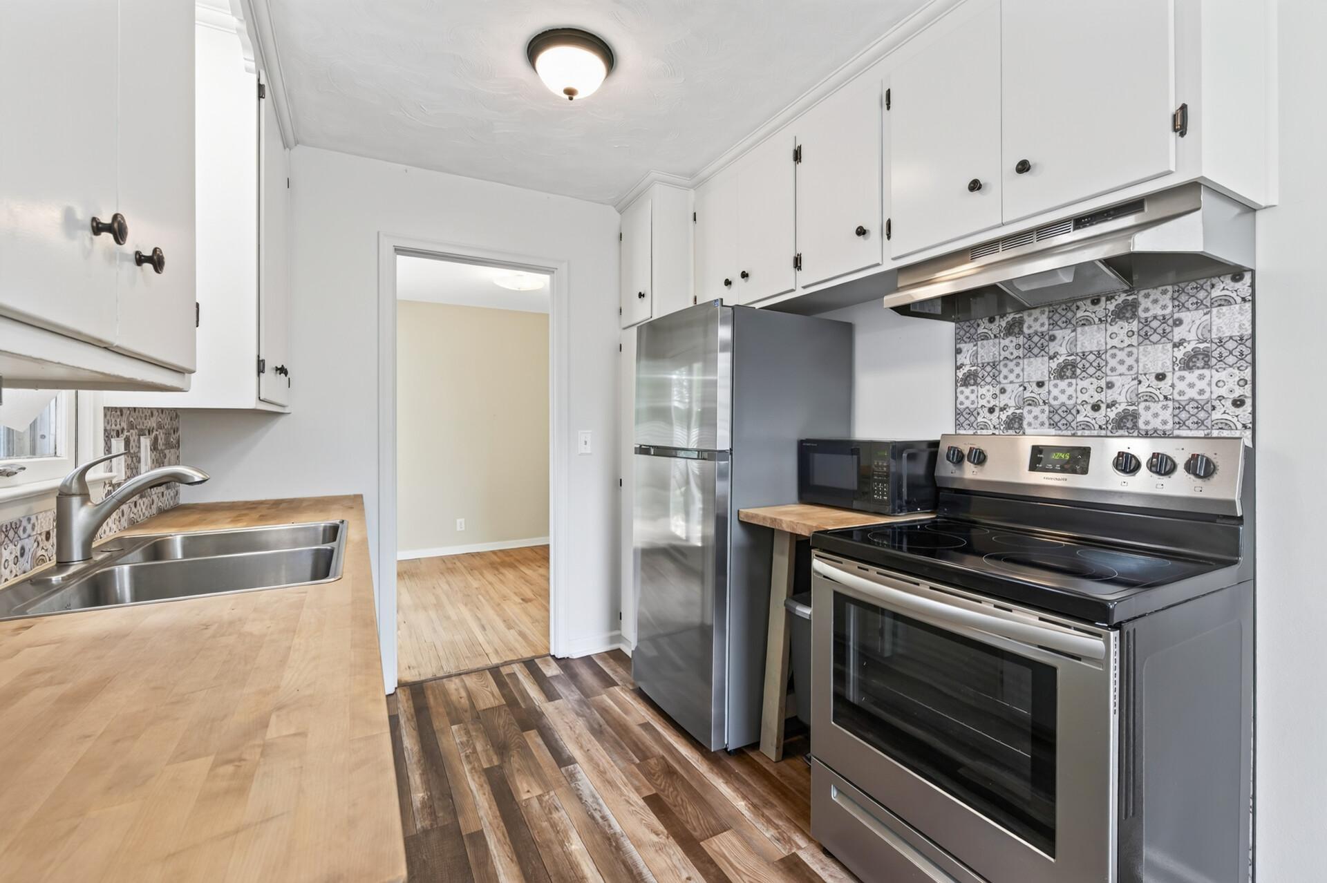 Stainless Kitchen appliances (2021) and look at all that storage space in upper cabinets.