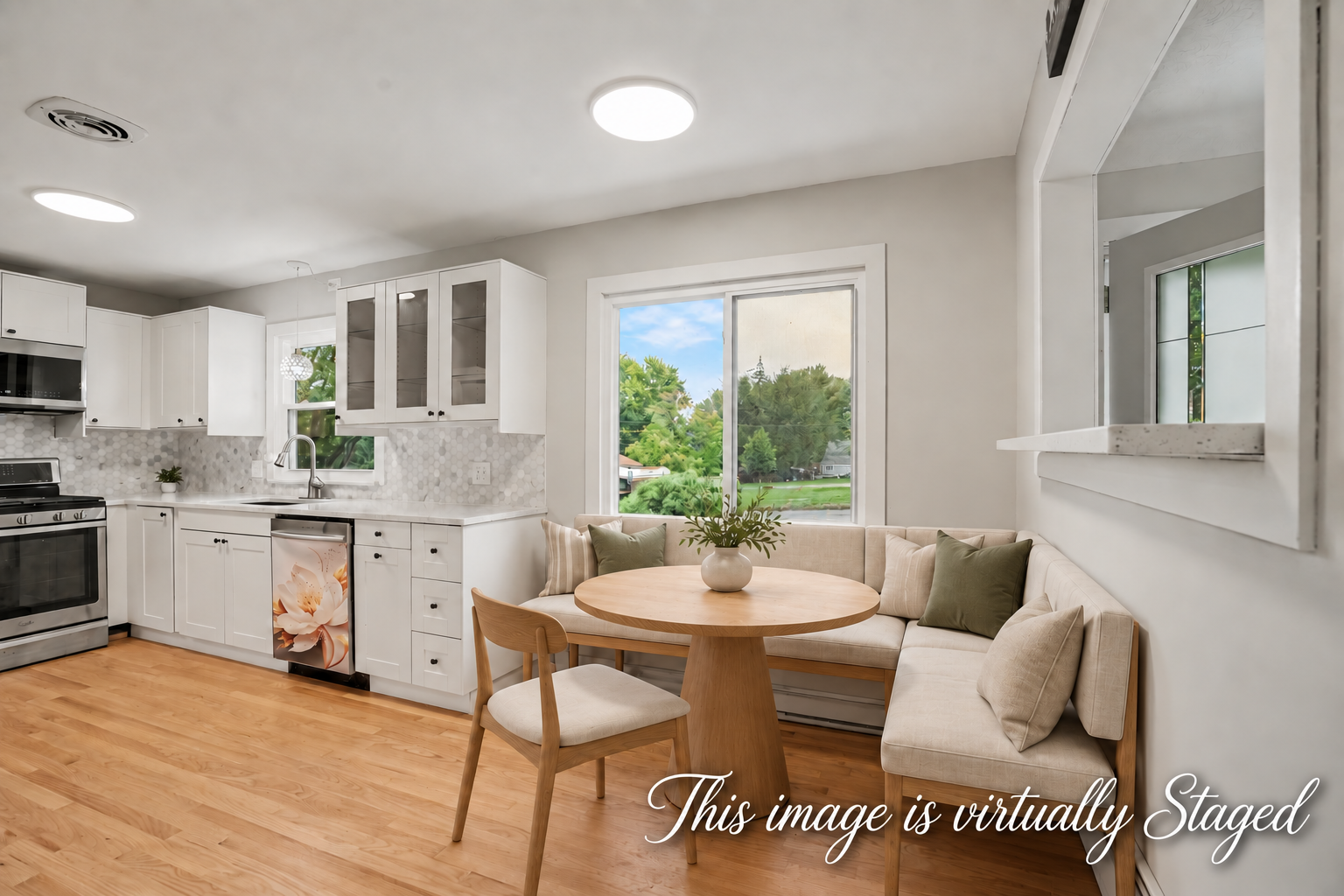 VIRTUALLY STAGED DINING AREA WITH BANQUET