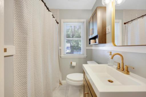 Updated main-level bathroom with modern, on-trend finishes.