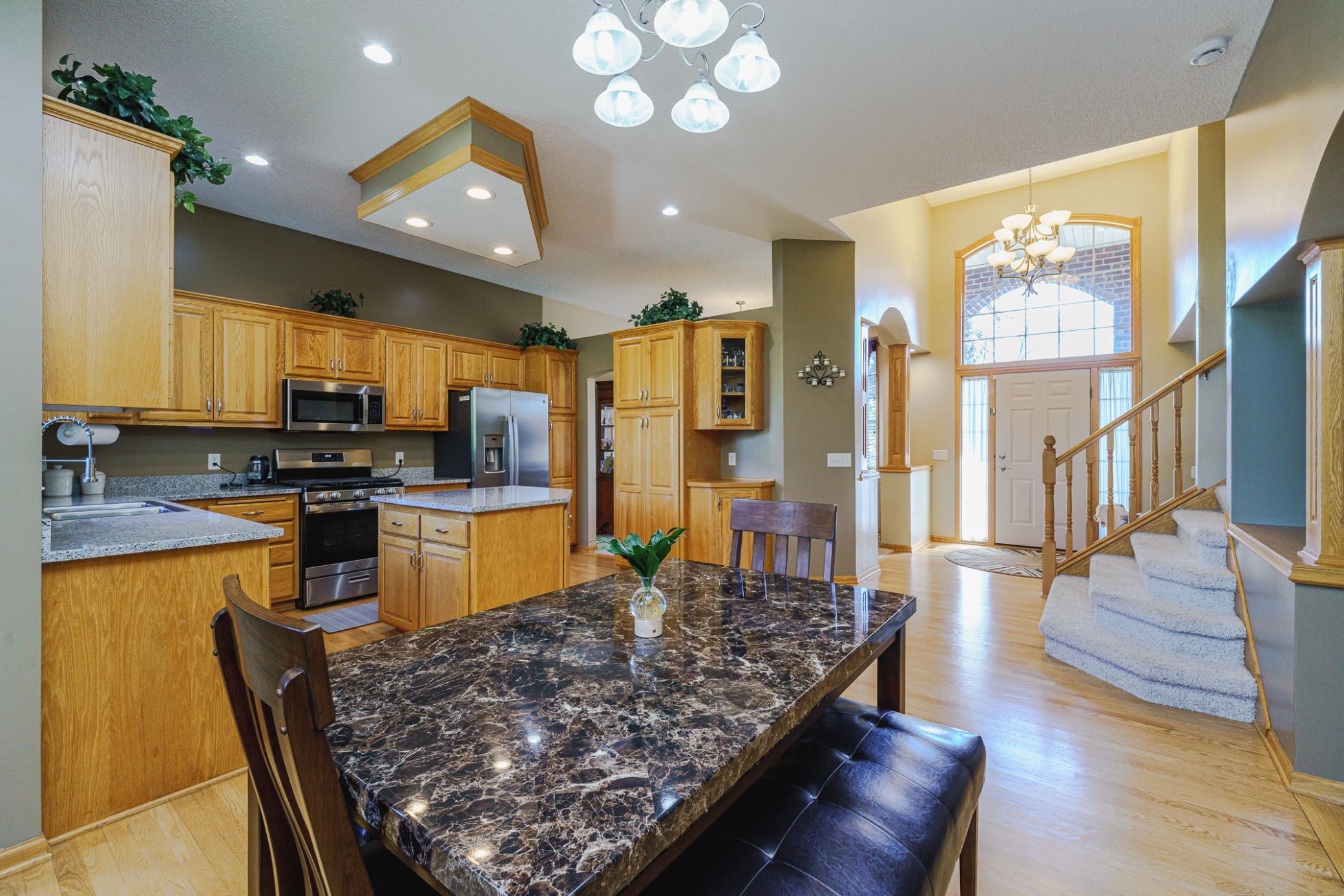 21-Dining to Kitchen.jpg