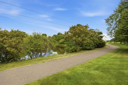 Walking paths throughout Townelakes. Get your daily steps in, no problem.