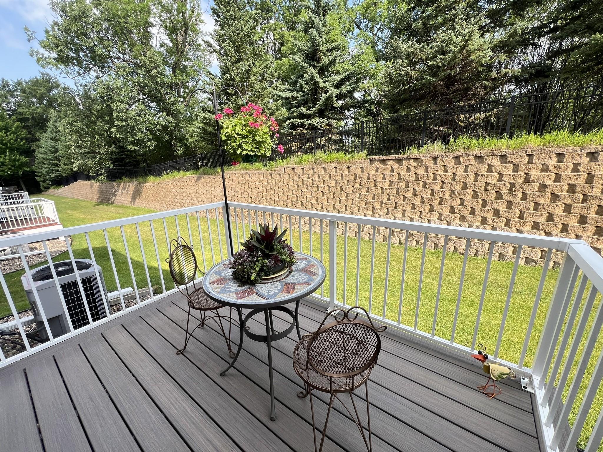 Newer maintenance free deck.