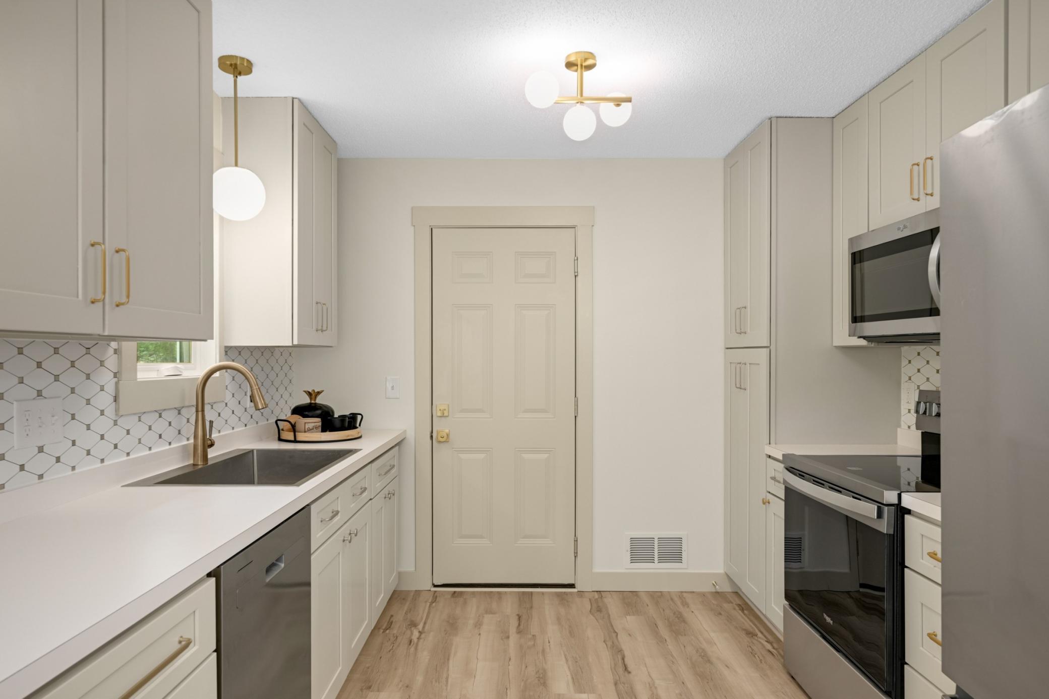 Brand new kitchen soft close cabinets, stainless steel appliances!