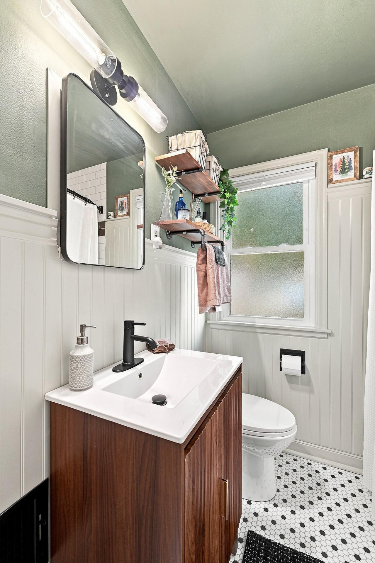 5243 Bryant Ave N MLS-22.jpg