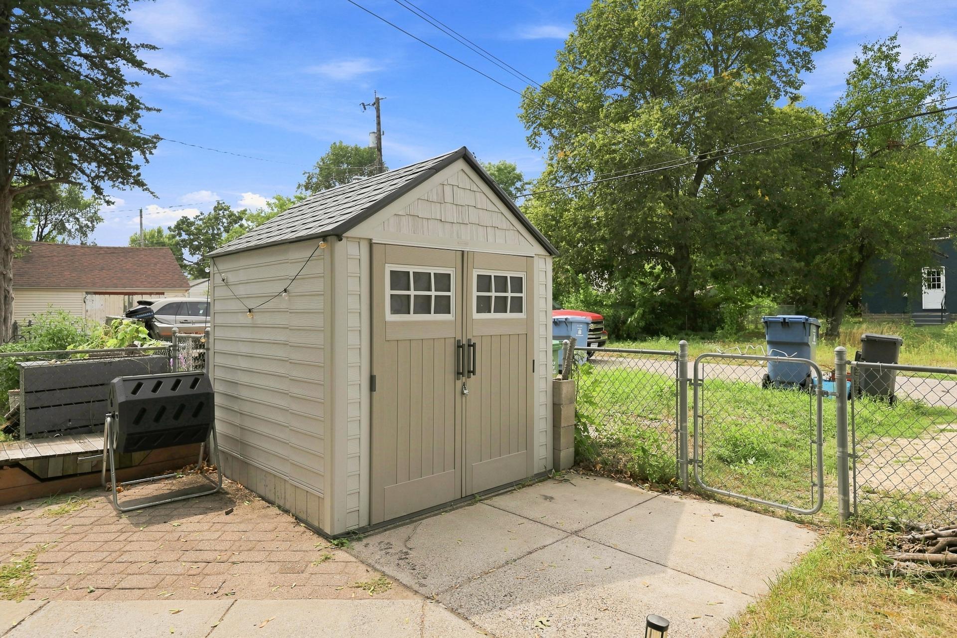 5243 Bryant Ave N MLS-9.jpg