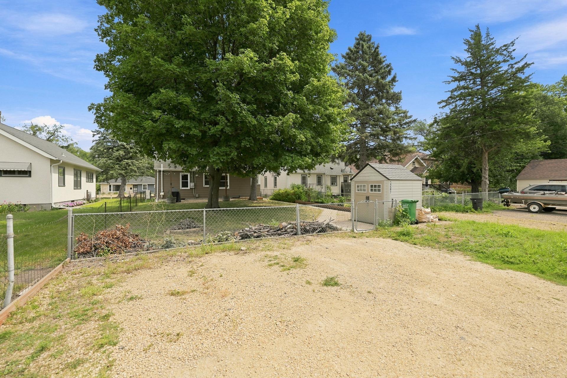 5243 Bryant Ave N MLS-10.jpg