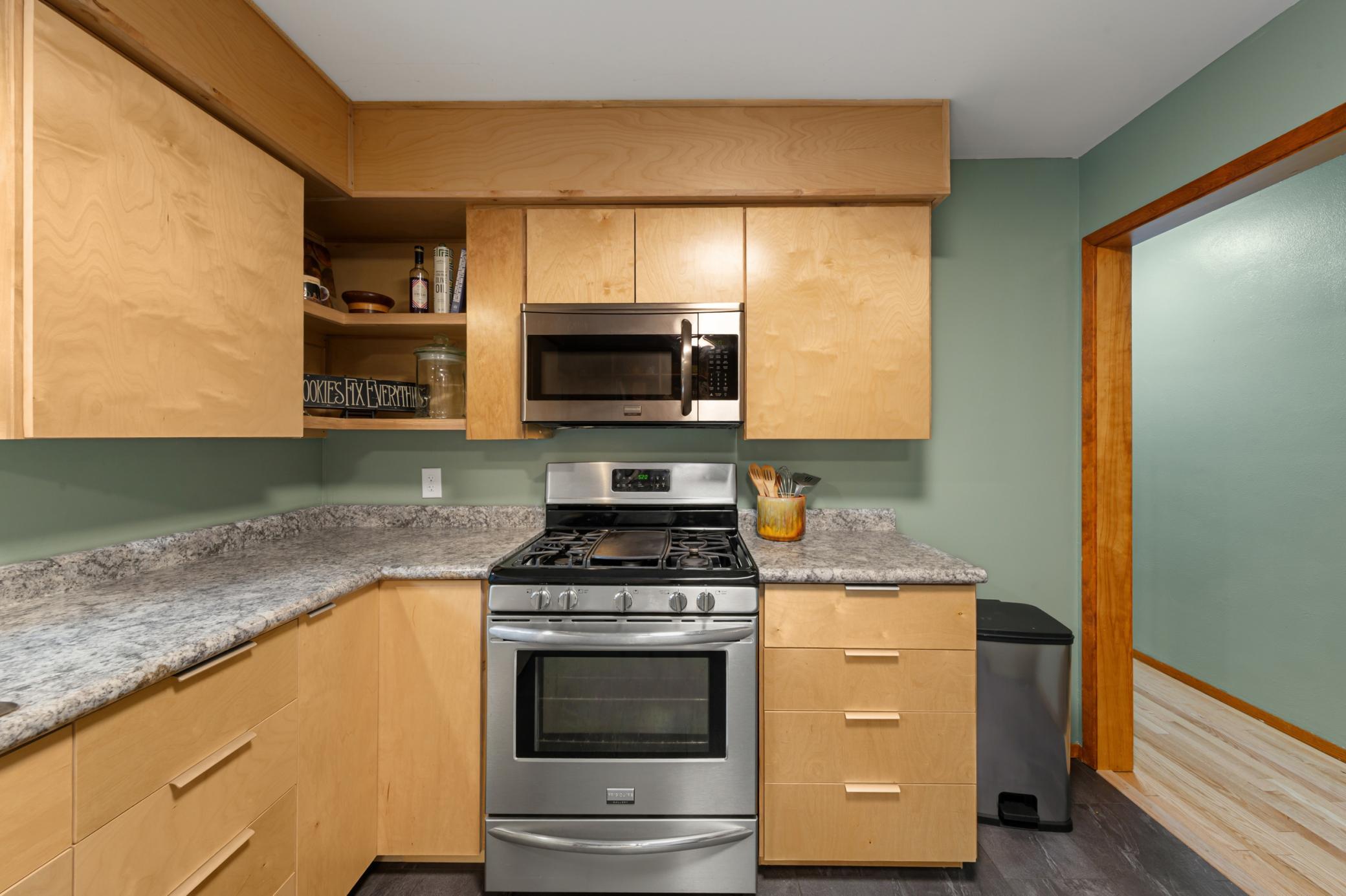 25 kitchen.jpg