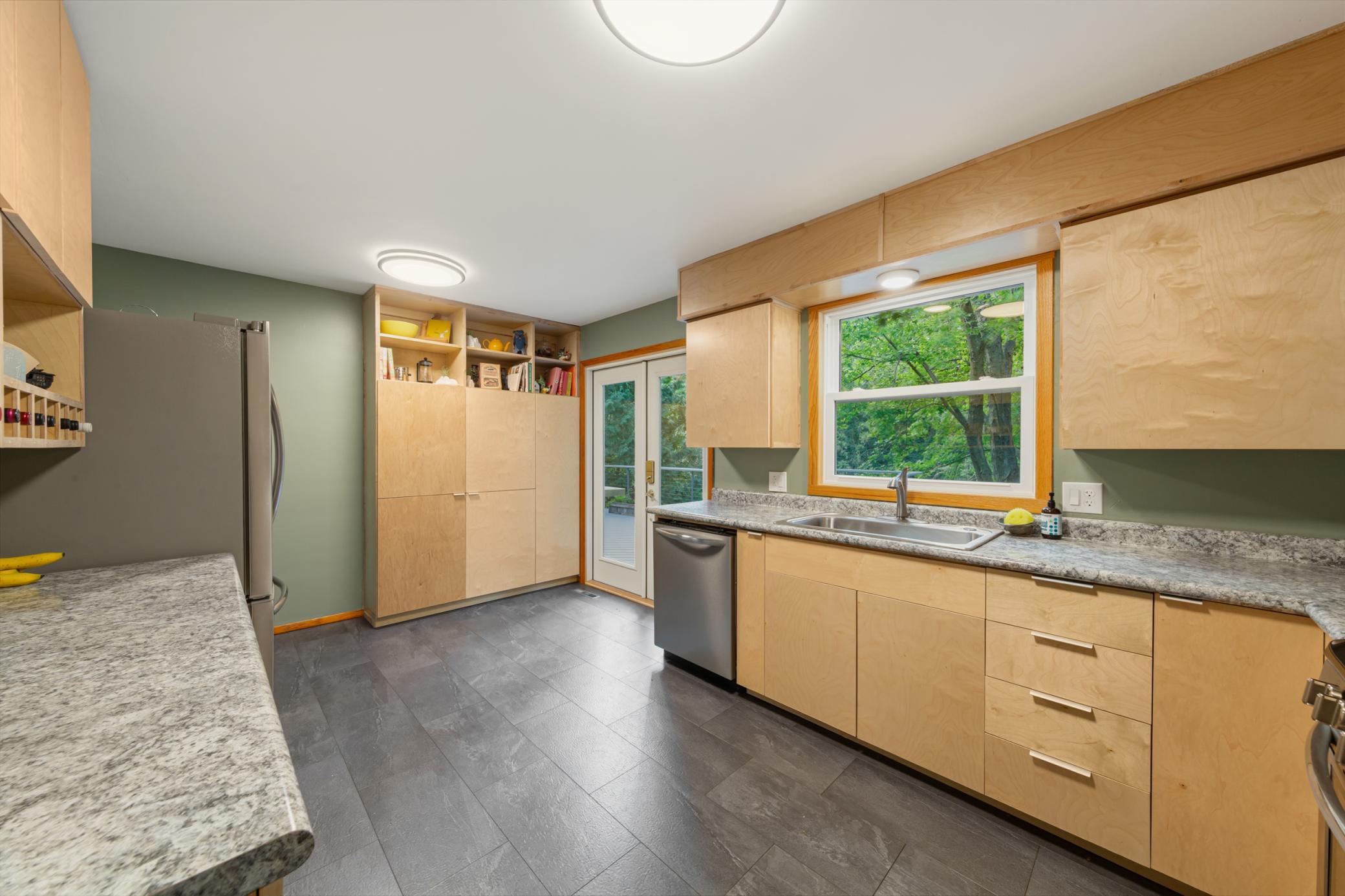 24 kitchen.jpg