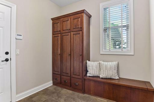 A practical everyday drop zone with built-in storage and convenient access for coats, shoes, bags, and household essentials.