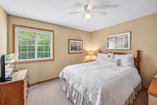 912 Kelly Court, Chanhassen, MN 55317
