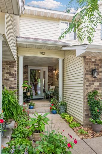912 Kelly Court, Chanhassen, MN 55317