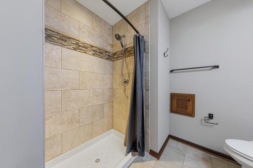 31 main bathroom.jpg
