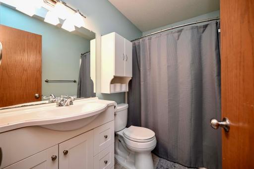 20 UL Shared Bathroom.jpg