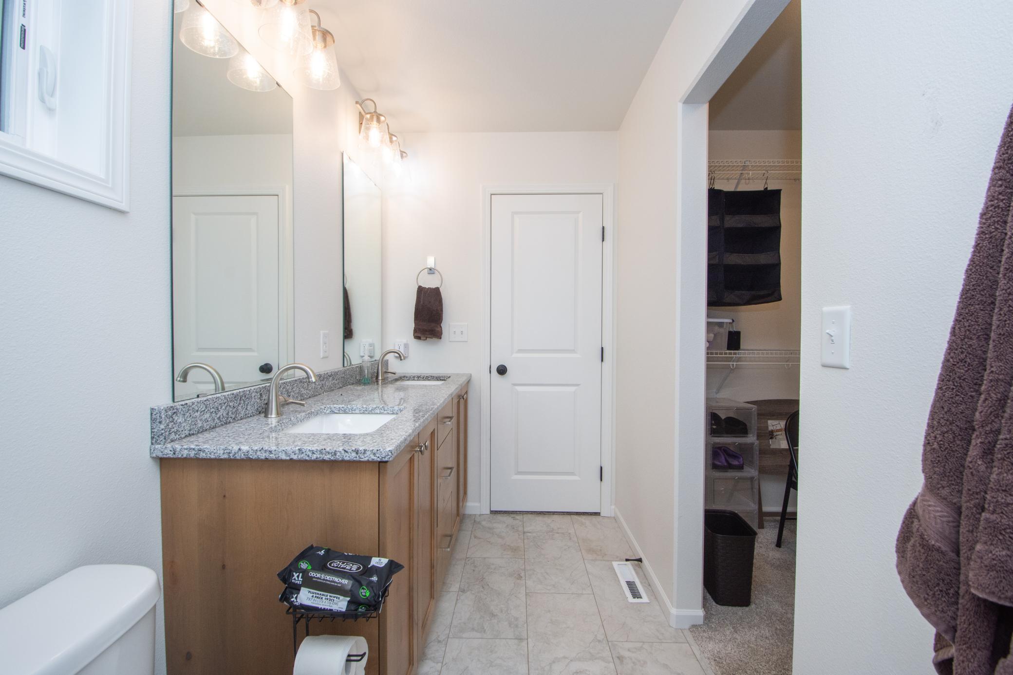 Duel Sink & Walk-in Closet