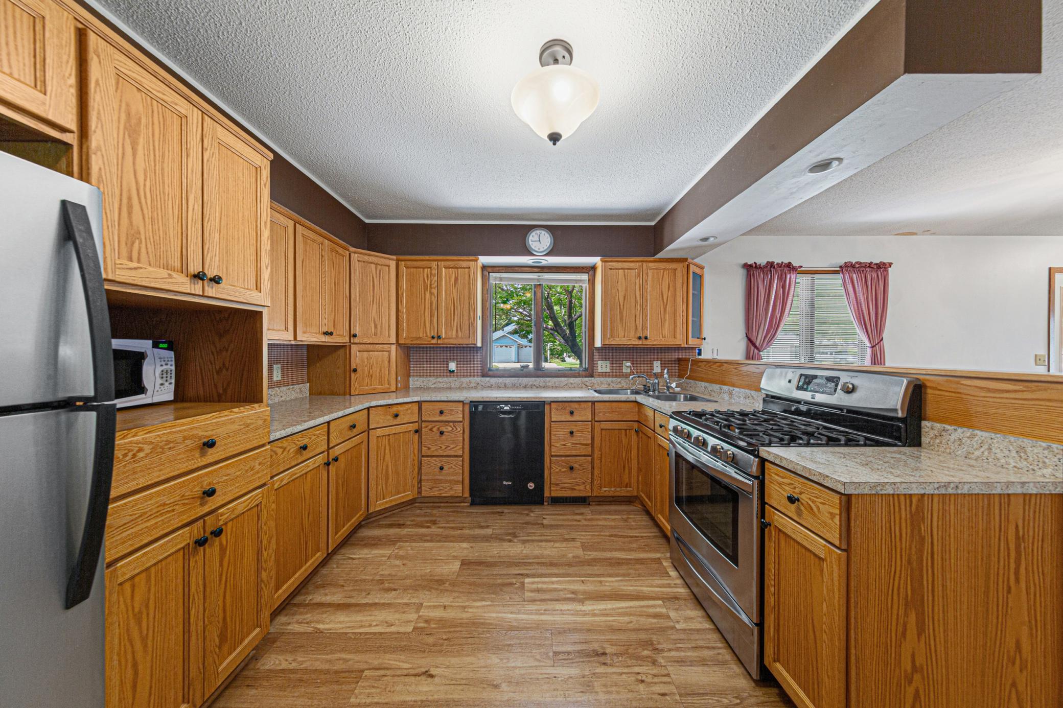 23_20 kitchen.jpg