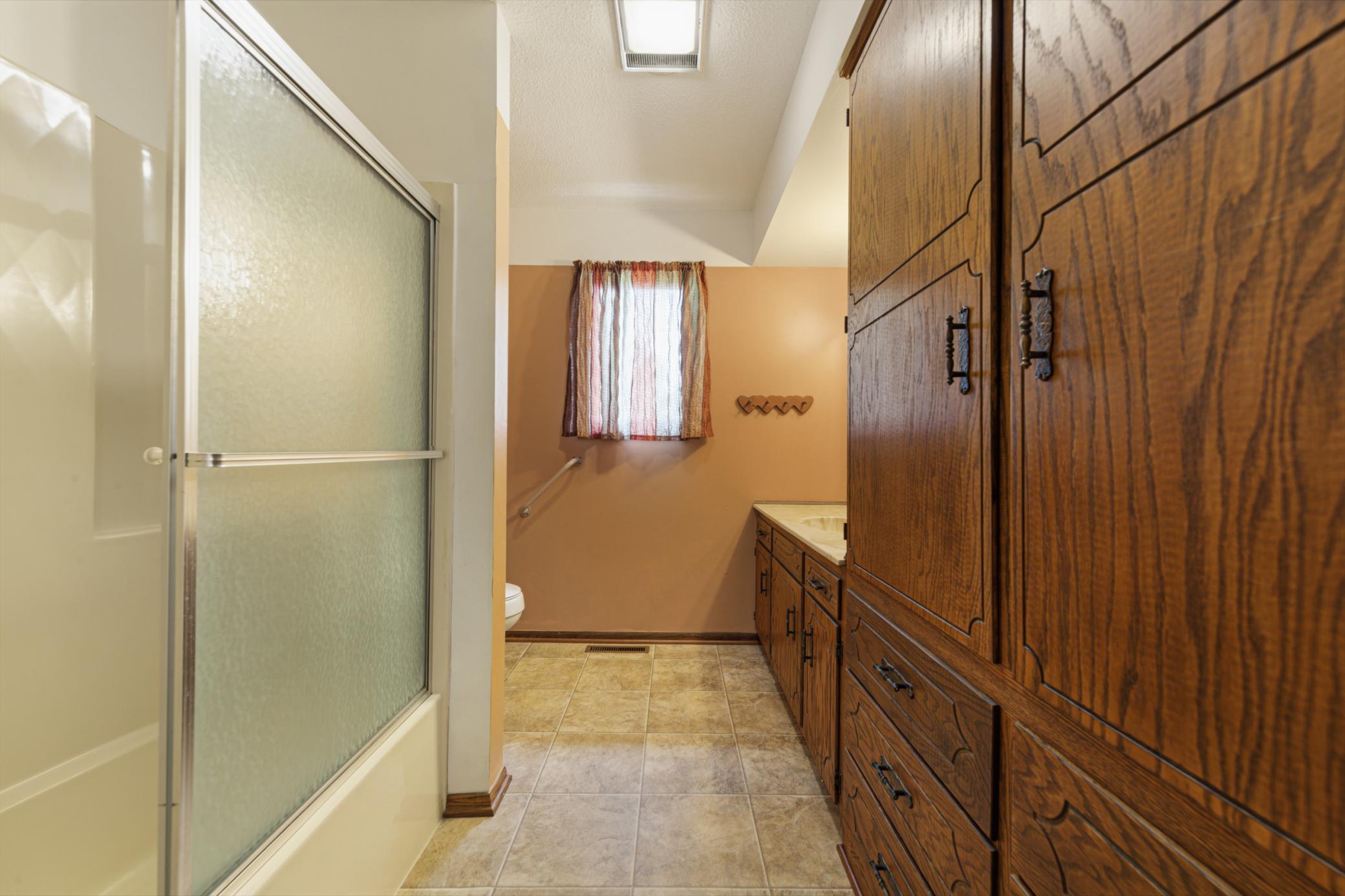 31_27 bathroom.jpg