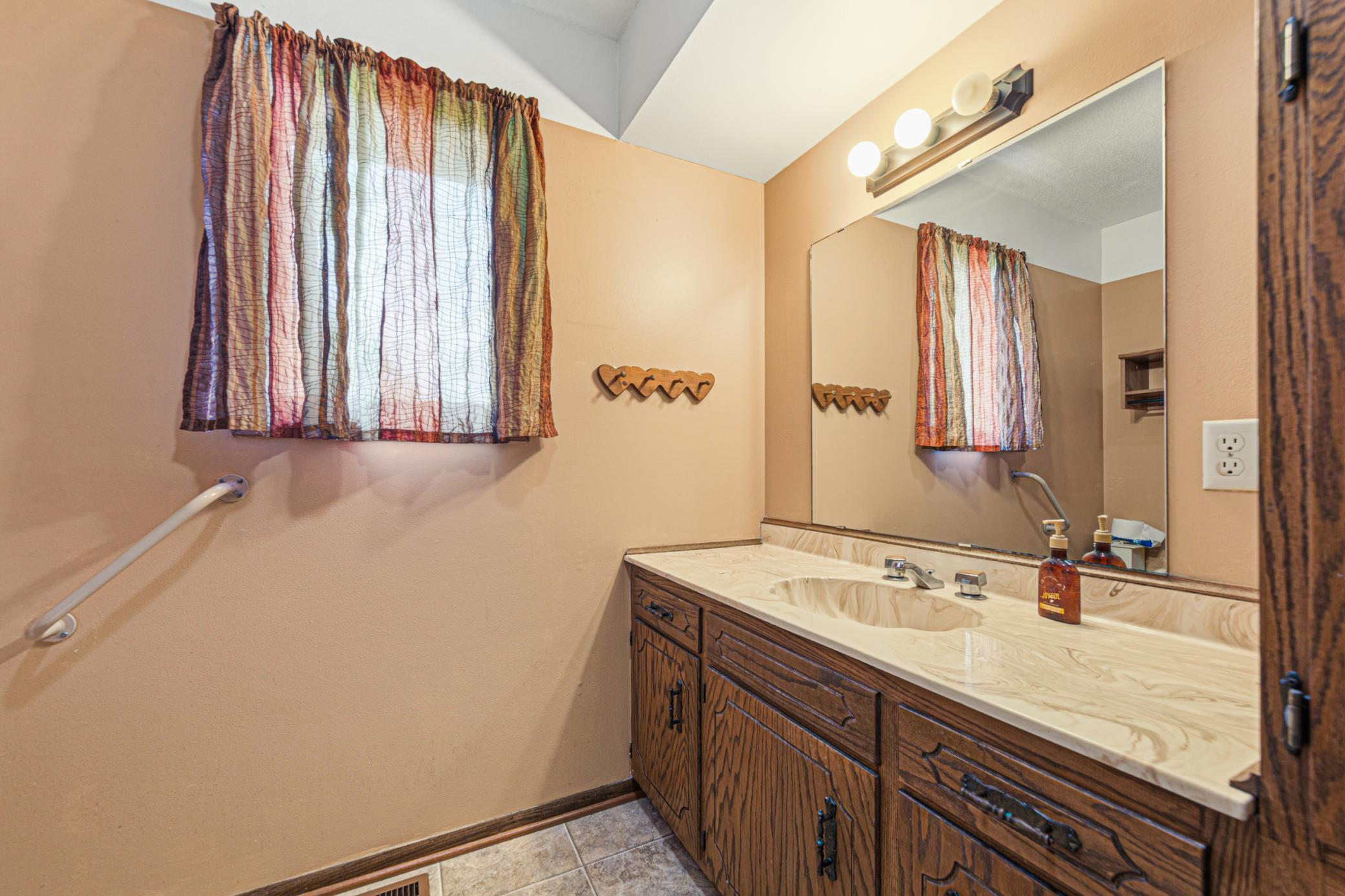 32_28 bathroom.jpg