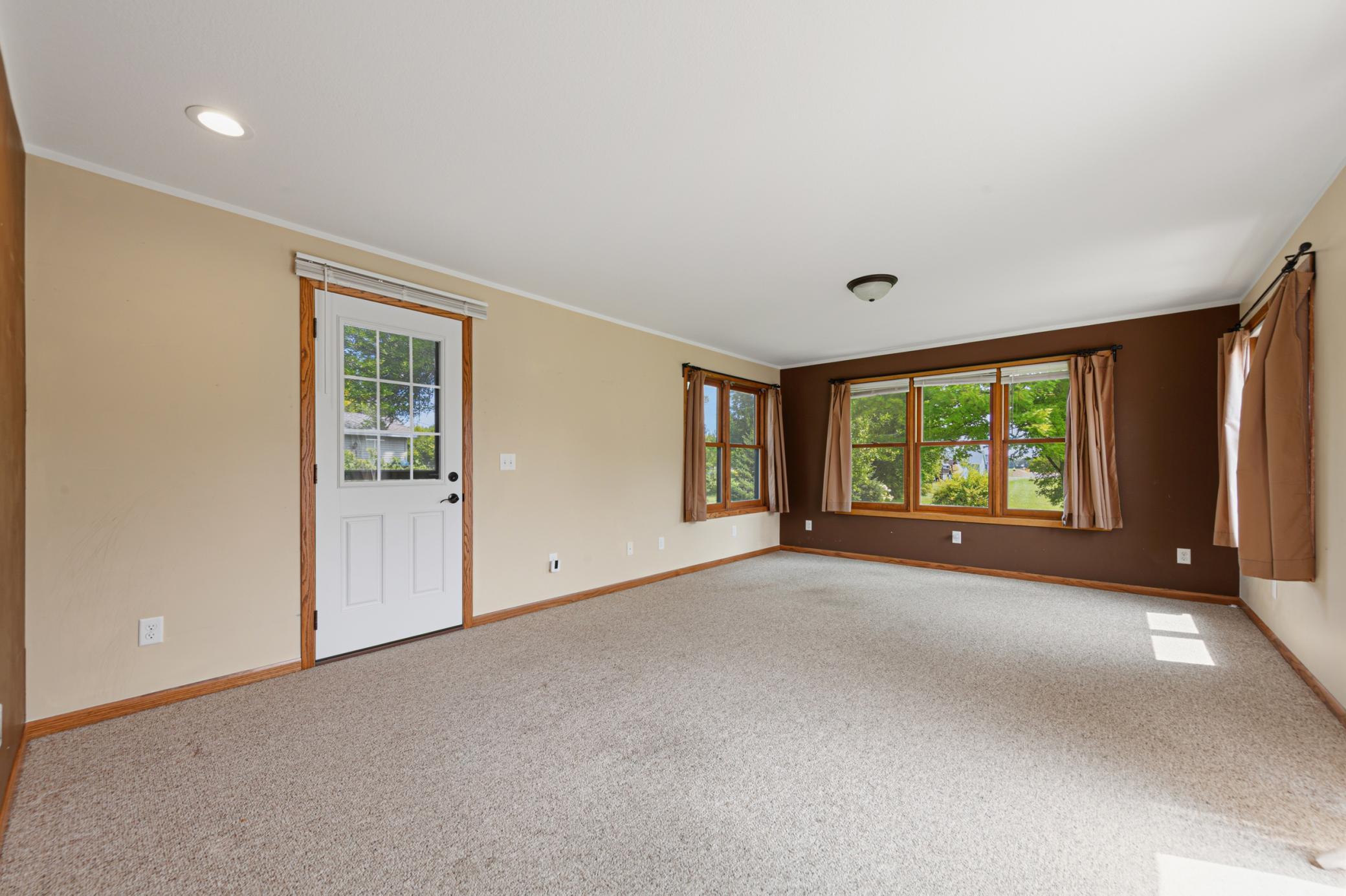 37_33 family room.jpg