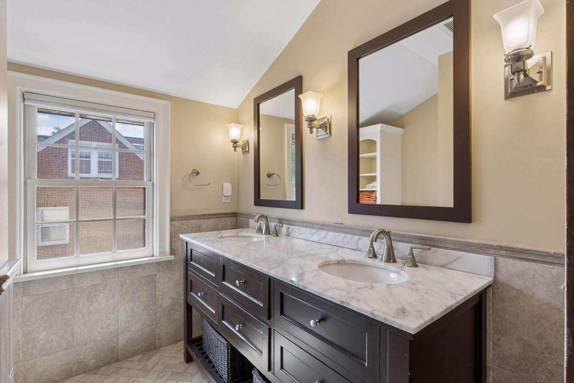 Upstairs full bath