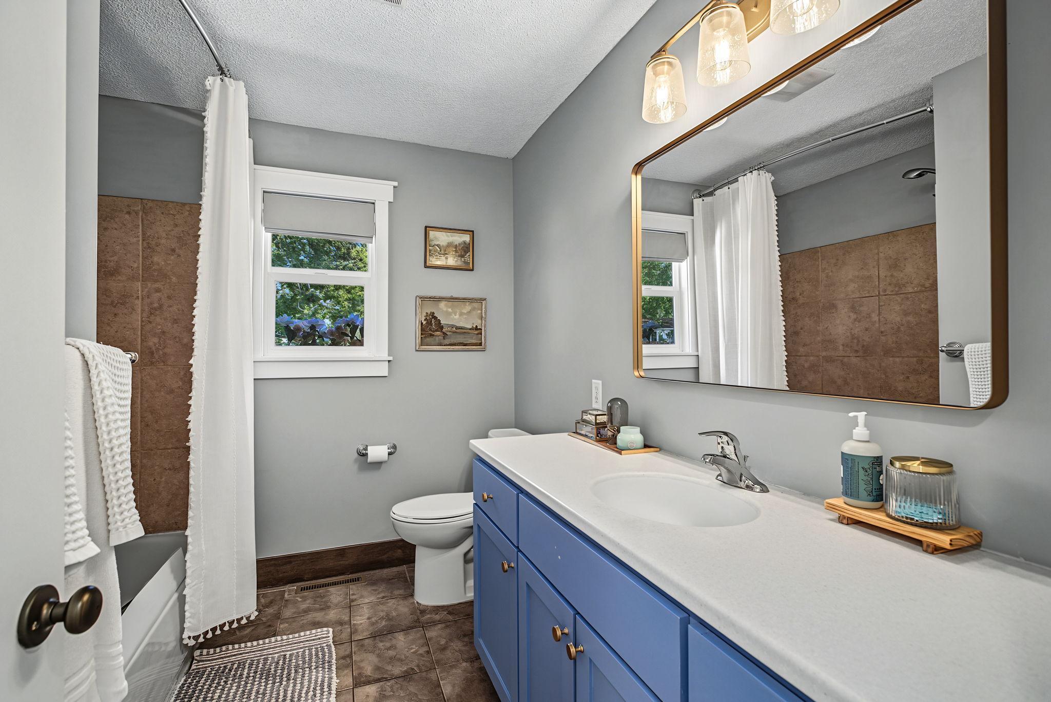 Main level full bath