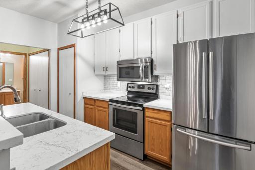 KITCHEN WITH STAINLESS STEEL APPLIANCES