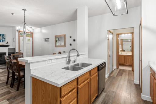 KITCHEN WITH QUARTZ COUNTERTOPS