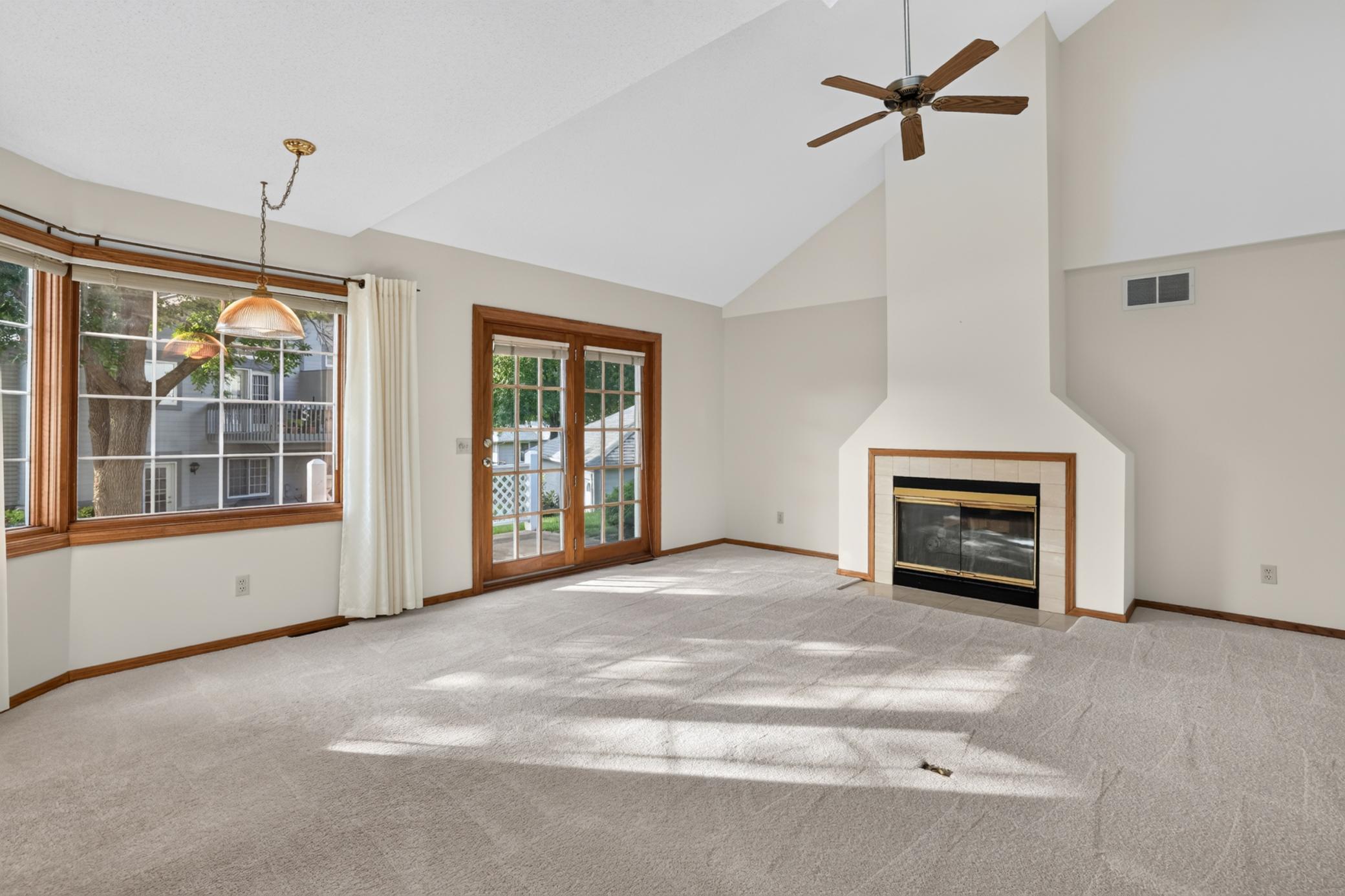 Grt Rm w/double sided fireplace