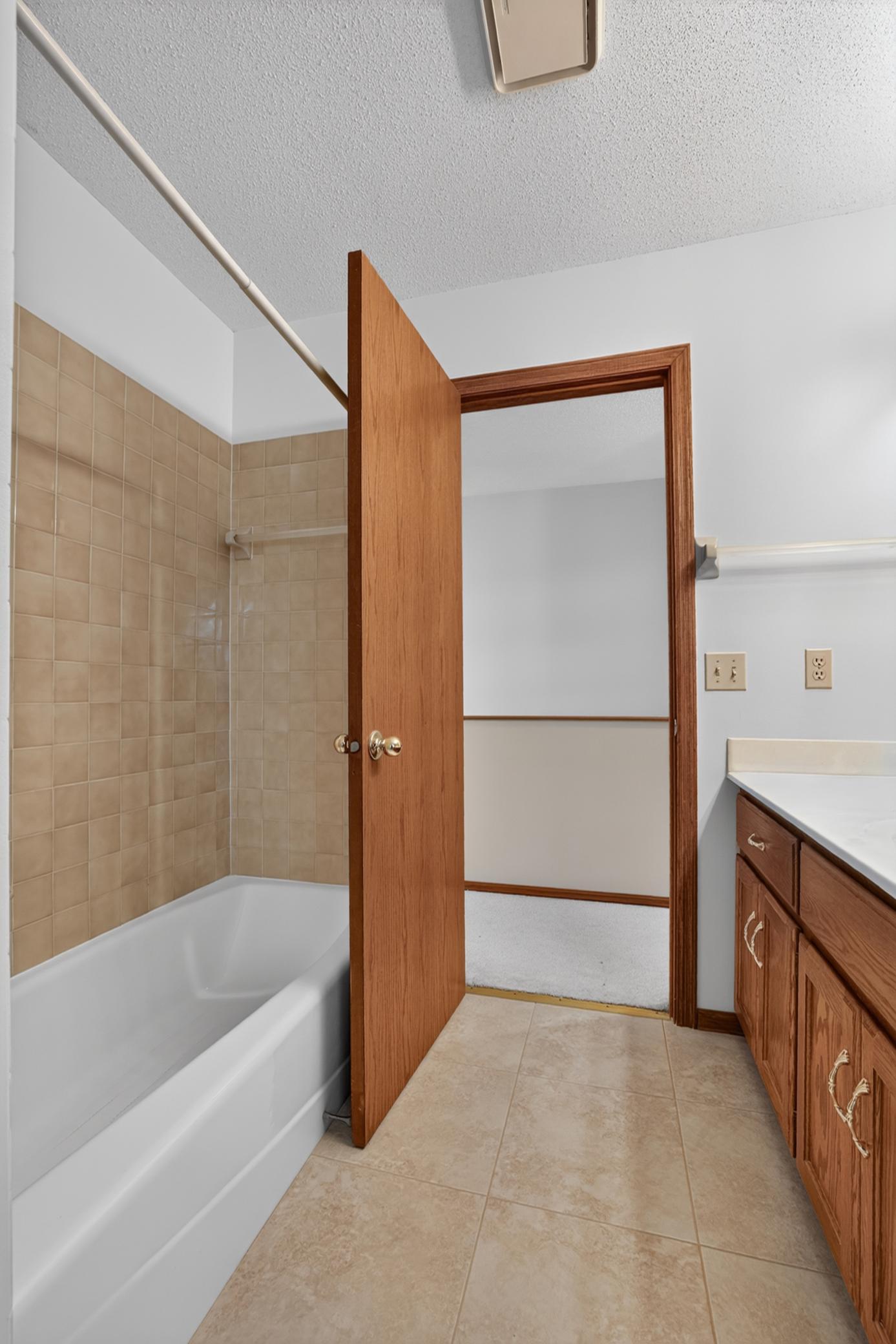 Full Bath/UL Walk-thru