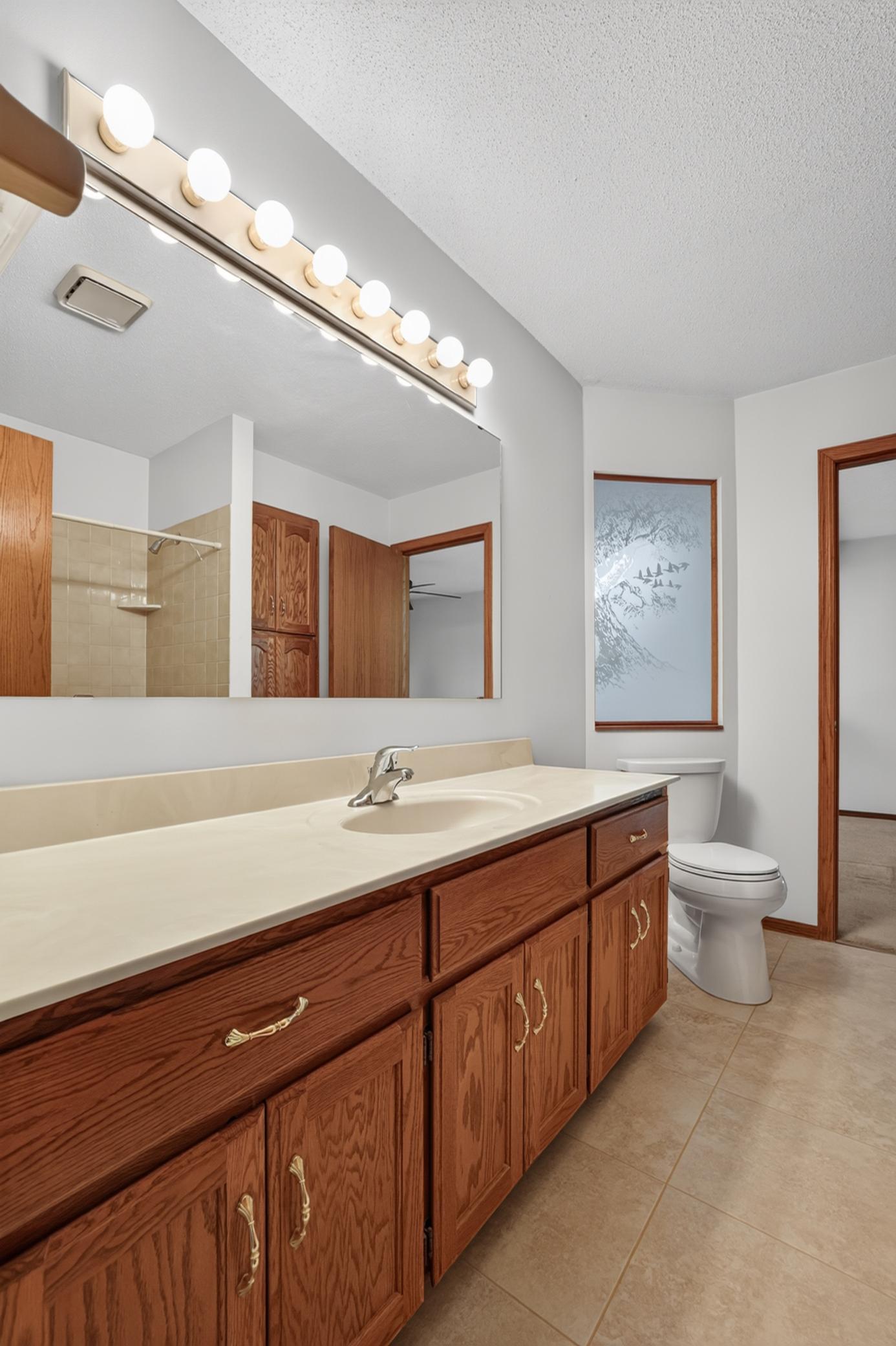 Full Bath/Upper Level