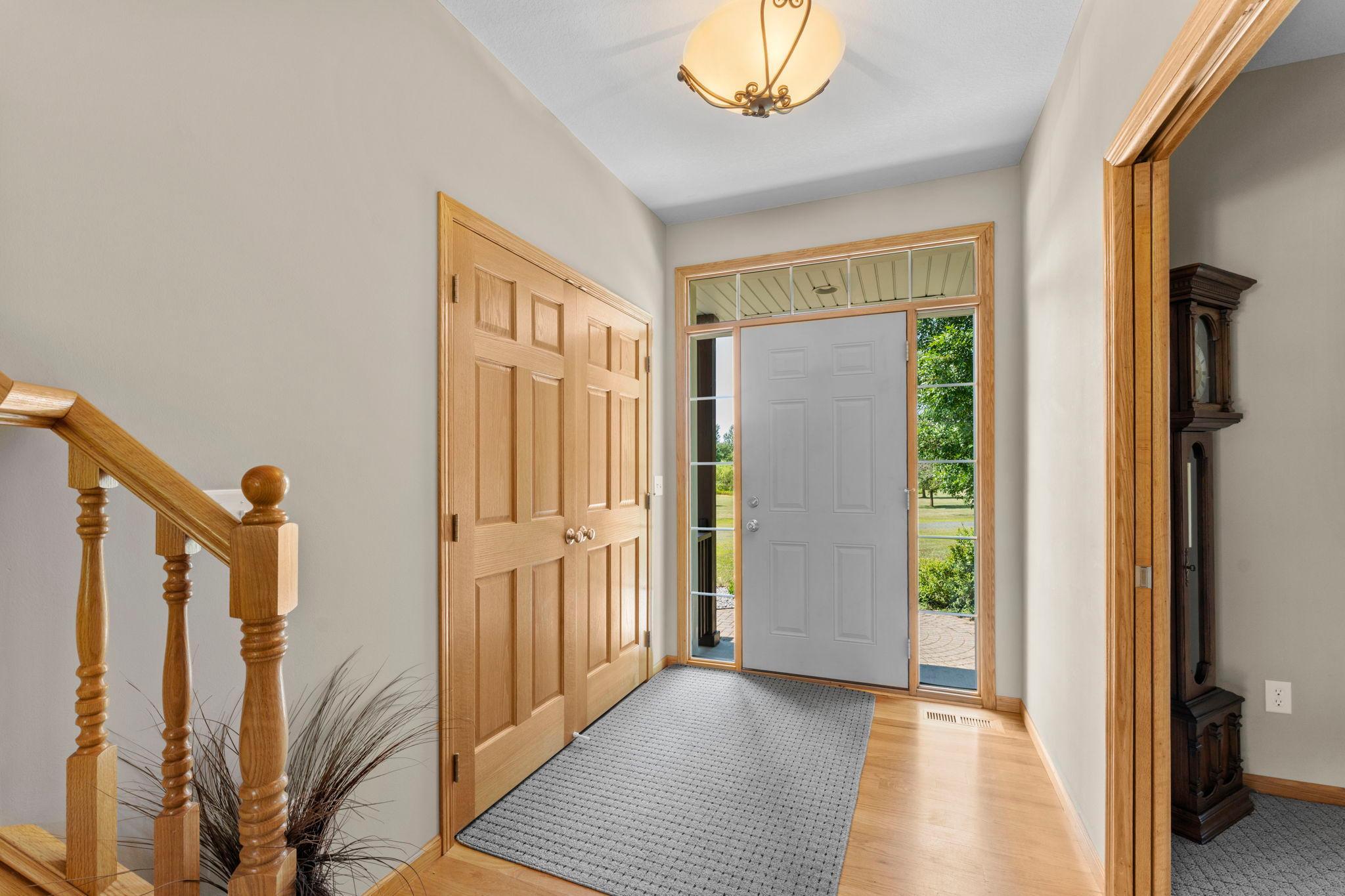 Large entryway for setting your grocery's