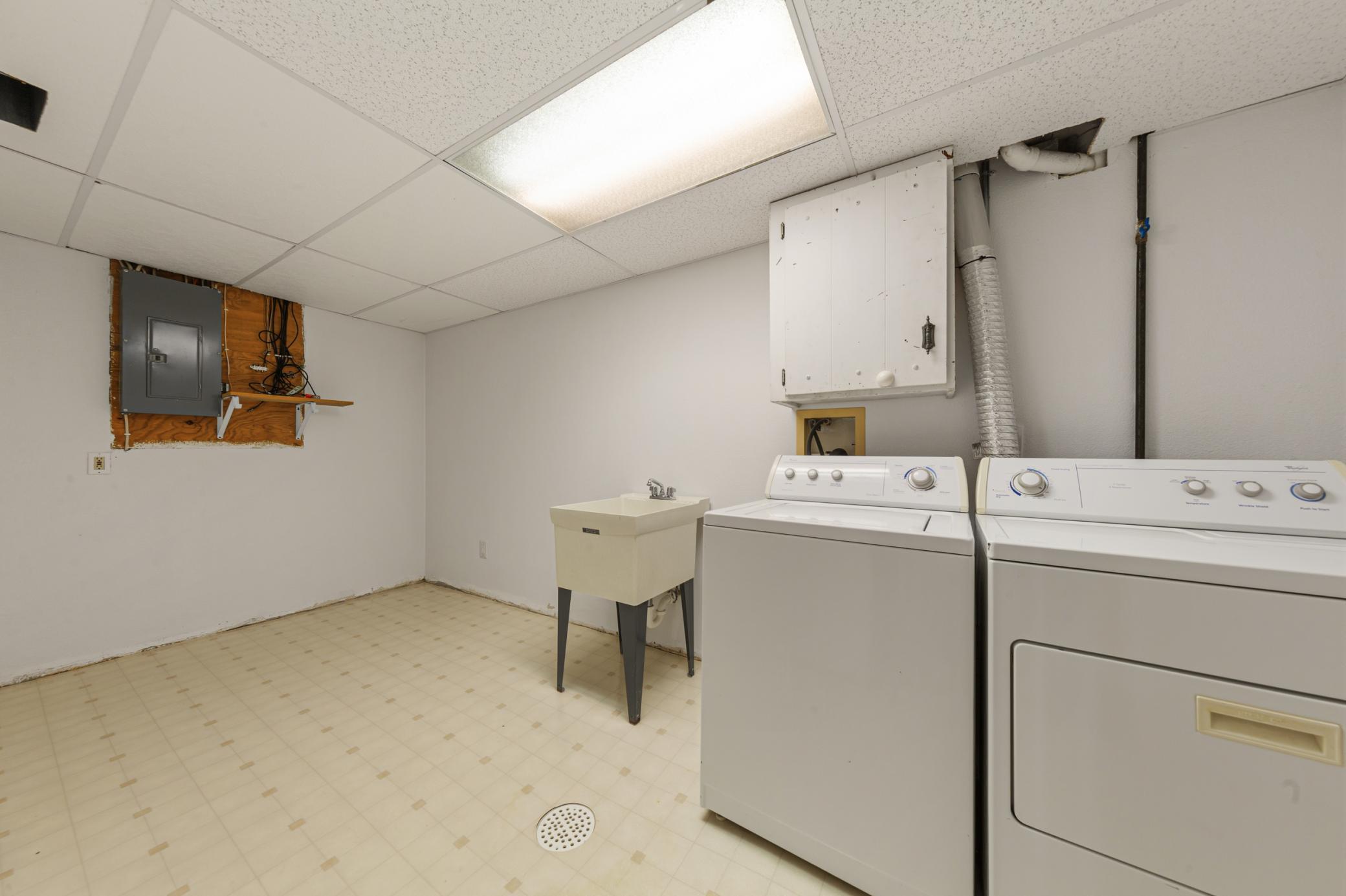 49 laundry_lower.jpg