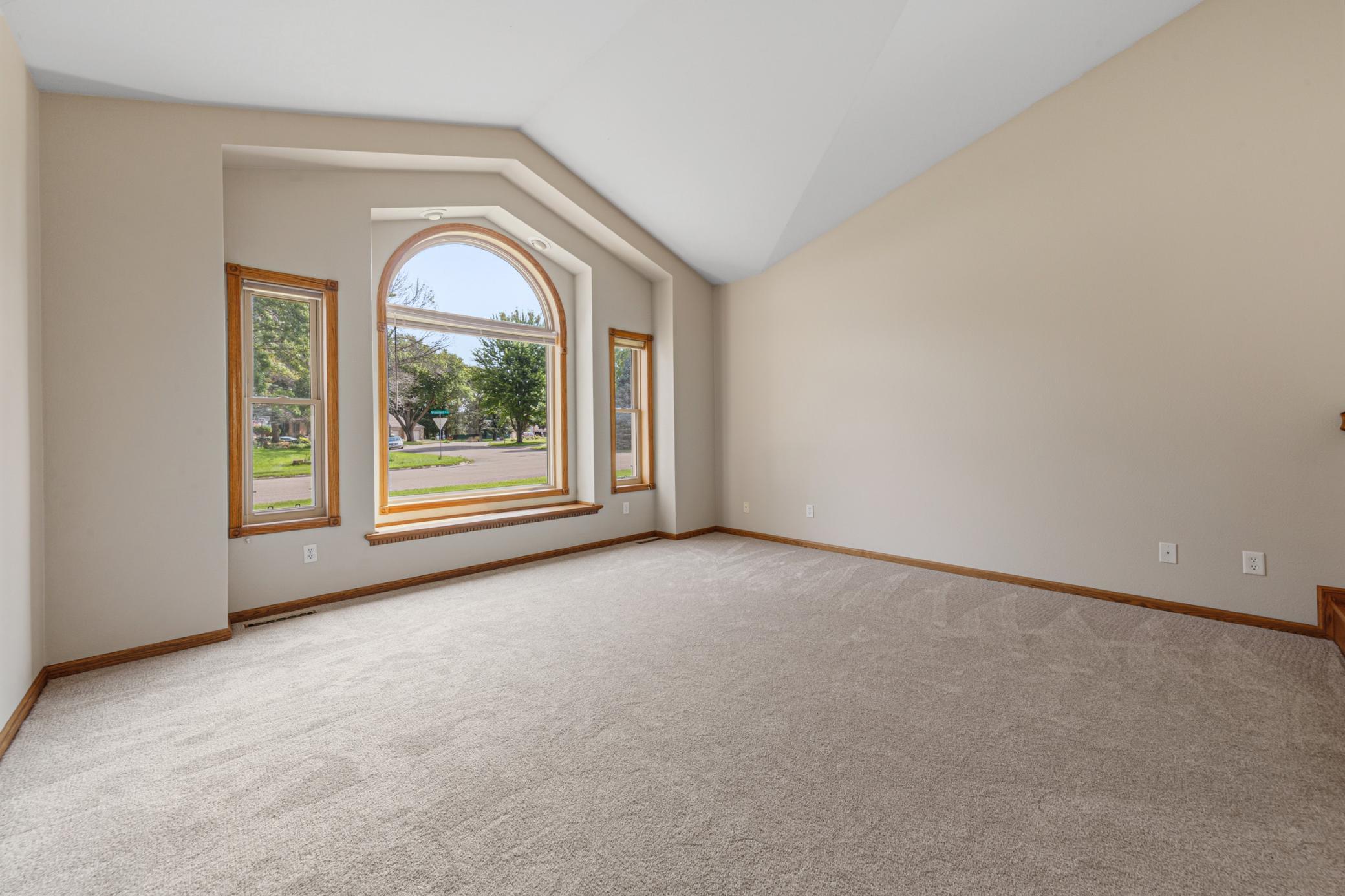 Large living room with lots of light! Seating bench and new carpet