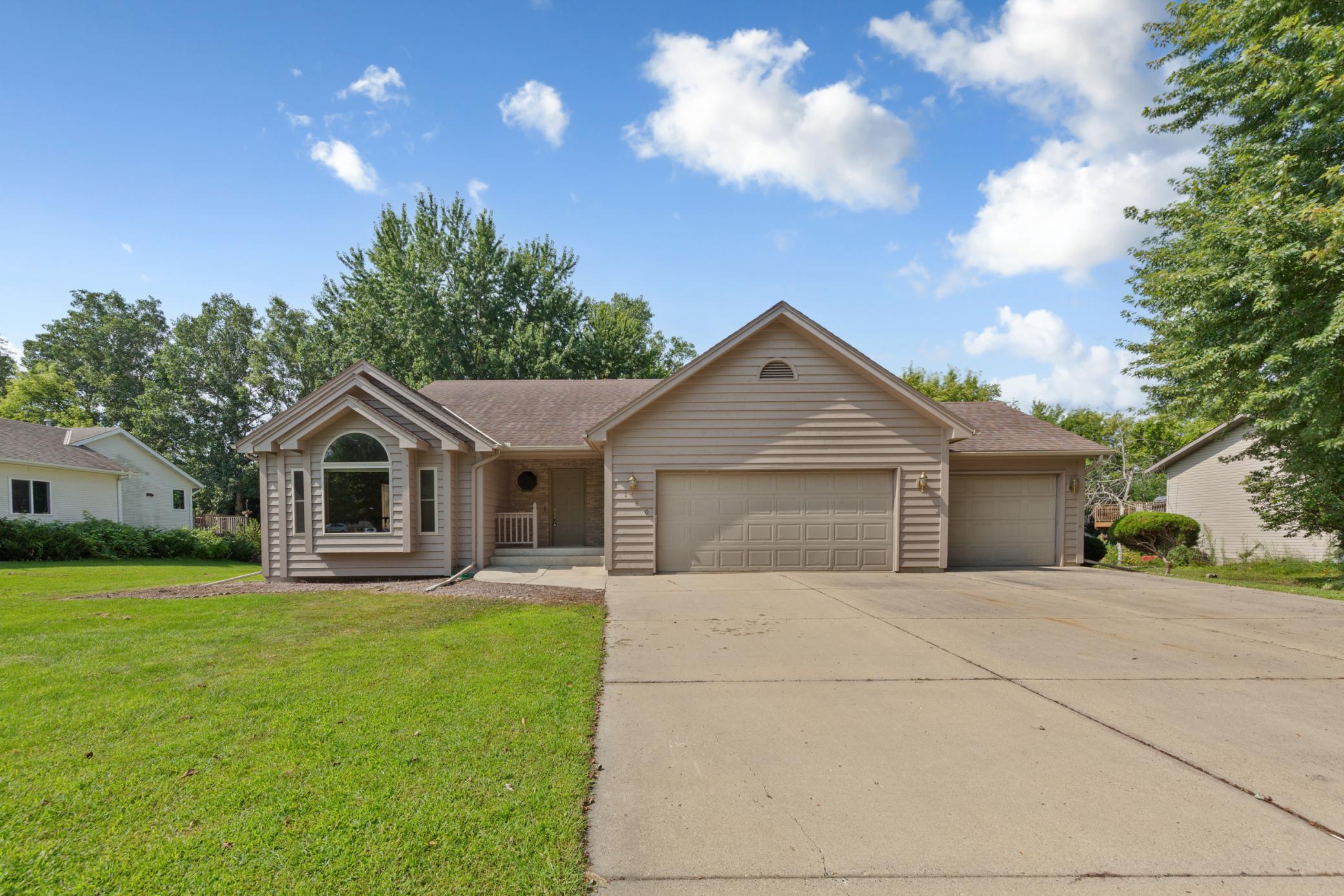 Welcome to 1160 Greenleaf Rd!